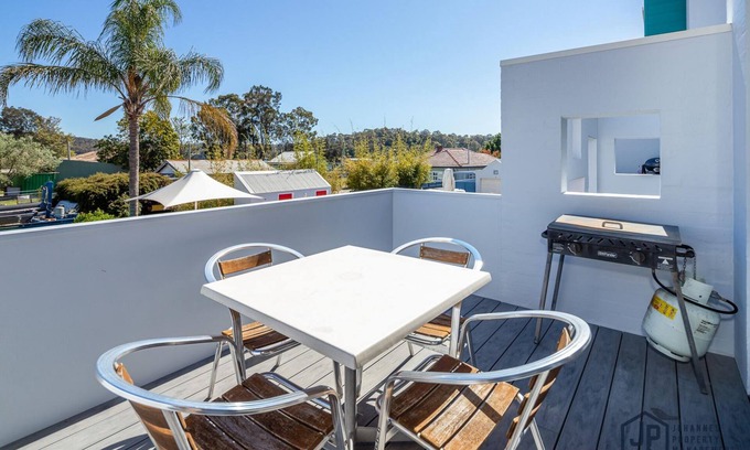Batemans Bay Casa | Coastal Escape: Spacious 3-Story Beachside Home