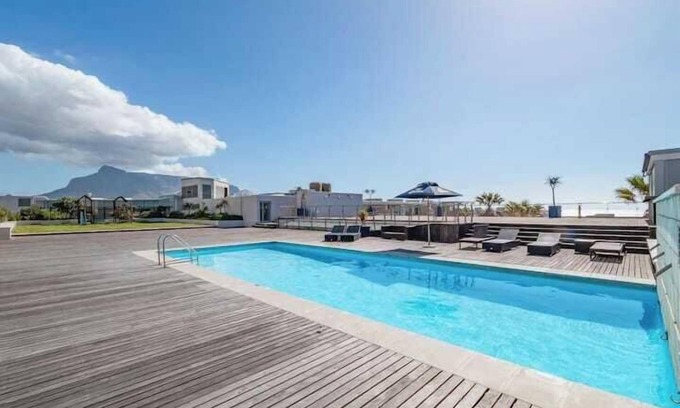 Lagoon Beach Apartamento | Coastal Escape with Stunning Mountain Backdrop