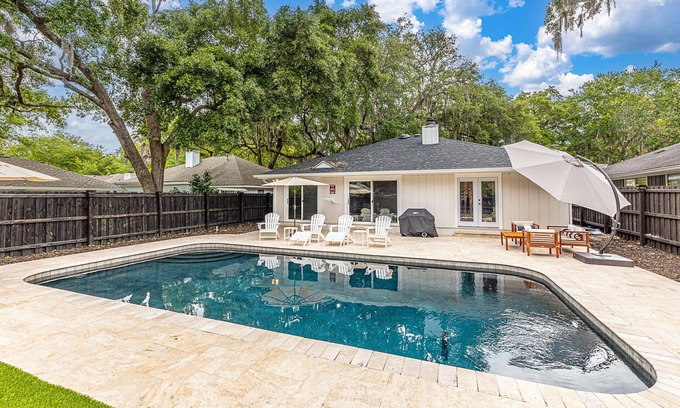 Saint Simons Heights Casa | Coastal Farmhouse, Private Pool! Walk to Redfern Vlg