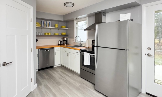 Freeport Casa | Coastal Freeport Flat - 5 minutes from town