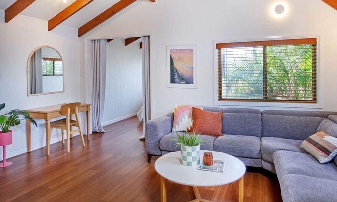 Mermaid Waters Apartamento | Coastal Gem with Indoor Skateramp