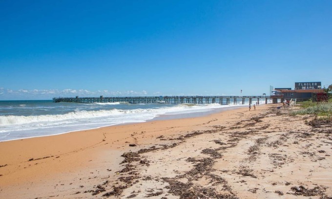 Palm Coast Hotel | Coastal Getaway! Three Great Units, Pool, Parking, Kitchen