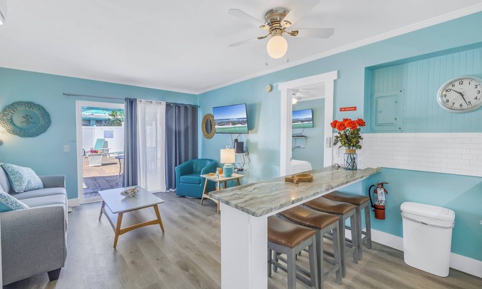 Whitney Beach Apartamento | Coastal Getaway Retreat –Steps to the Beach! 1BR/1BA. Sleeps 2. In 4-Plex. Pool
