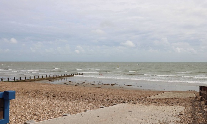 Felpham Cabaña | COASTAL HAVEN, pet friendly, country holiday cottage in Felpham