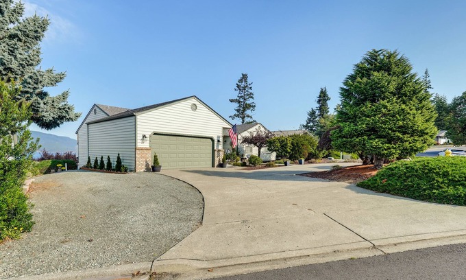 Anacortes Casa | Coastal Haven w/ Hot Tub & San Juan Island Views