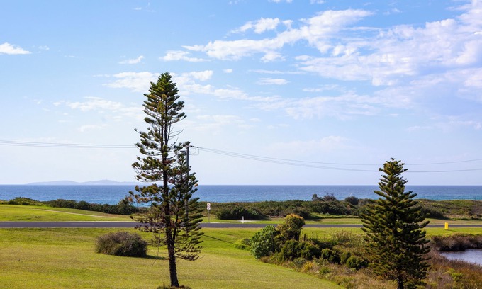 Dalmeny Apartamento | Coastal Hideaway, is less than a 7min stroll from 2 beautiful beaches.