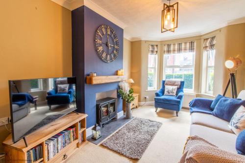 Lowestoft Casa | Coastal home sleeping five - 2 minute walk beach