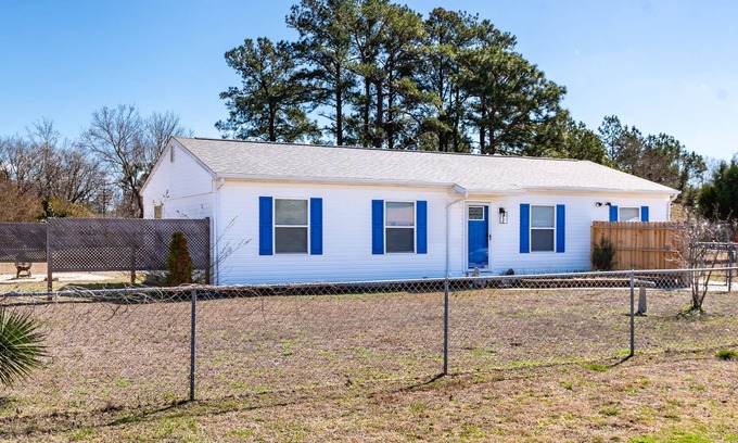 Hubert Casa | Coastal Hubert 3b Home-Covered Patio, Pet-friendly!