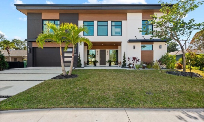 Arlington Park Casa | Coastal Luxe, Spacious 5bedroom house 5miles to Siesta with saltwater pool, WiFi