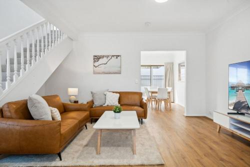 Glenelg South Casa | Coastal Luxury 3-Bed Townhouse 150m from Beach