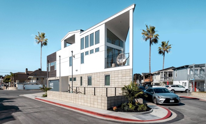 West Newport Casa | Coastal Luxury, Ocean & Harbor Views, Dog-friendly, A/C & Rooftop Deck & Firepit