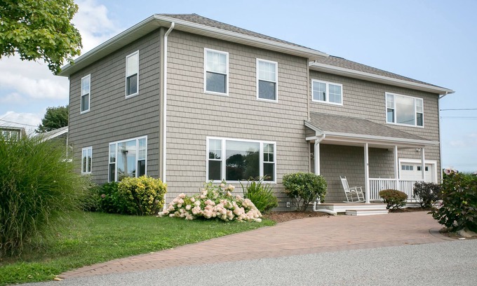Snug Harbor Casa | Lujo Narragansett Beach Home - Your Happy Place!