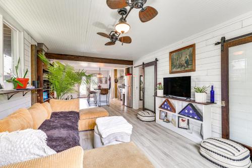 Topsail Beach Apartamento | Coastal Oasis with Hot Tub Walk to Beach!