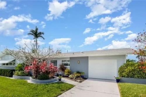 Caloosahatchee Casa | Coastal Palm Retreat