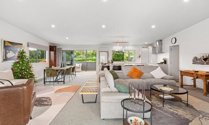 Raglan Casa | Coastal paradise 5 minutes drive from town. Modern roomy close to surf beaches