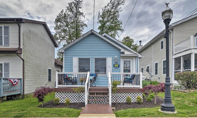 Chesapeake Beach Cabaña | Coastal Pet-Friendly Cottage < 1/2 Mi to Beaches