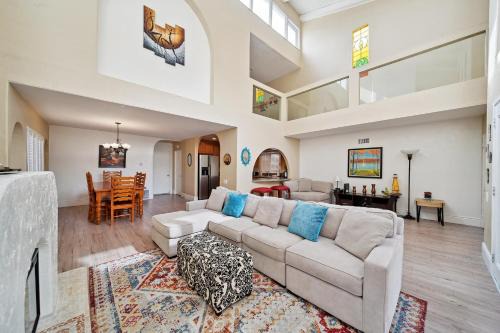 Corona del Mar Casa | Coastal Pet Friendly Gem Near the Beach and Shopping