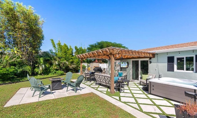 North Palm Beach Casa | Coastal Retreat 3 bedroom 2 bath with Hot Tub