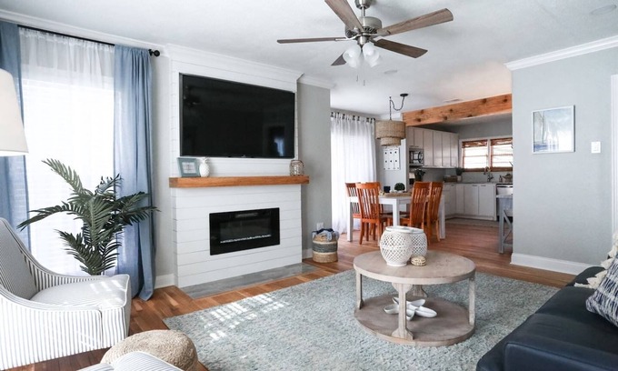 Tech Terrace Casa | ⛵️Coastal Retreat at Tech Terrace 3/2 Remodeled 2 Kings