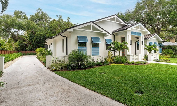 Cherokee Park Casa | Coastal Retreat Near Siesta Key- 5 Bedrooms, Pool & Spa- 1 month minimum