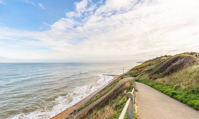 Overstrand Cabaña | Coastal Retreat | Just minutes away on foot from Overstand's sandy beach!