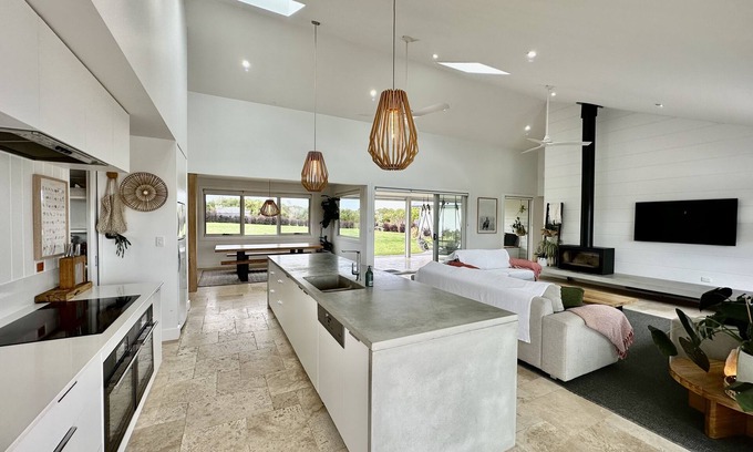 Inverloch Casa | Coastal Retreat - POOL, SPA & FIRE. Nature boardwalk, creek & inlet. 5 bedroom.