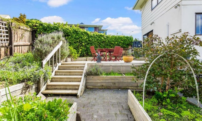 Browns Bay Casa | Coastal Retreat Unit close to Beach