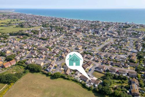 East Wittering Casa | Coastal Retreat with Hot Tub Walk to Beach