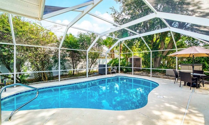 Palm Harbor Apartamento | Coastal SeaRenity - Pool & Canal!