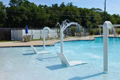 Gulfport Apartamento | Coastal Serenity-Family Beach Escape, 2 Min to Beach, Pools, Hot Tub