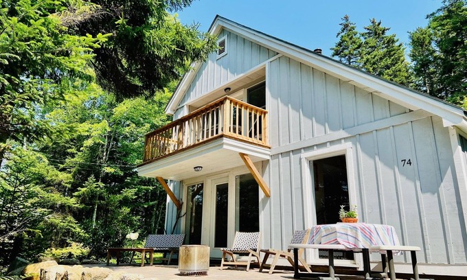 Spruce Head Casa | Coastal Spruce Head Retreat dog friendly & near restaurants, stores, activities.