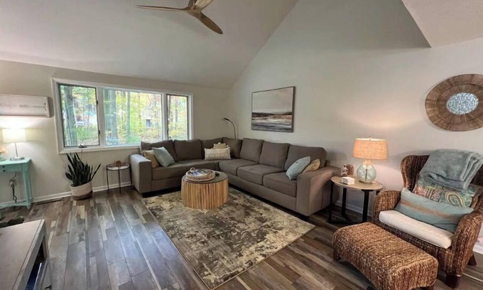 Holland Casa | Coastal theme/wooded & large deck/fenced-in yard