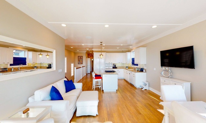 Old Towne Casa | Coastal-themed beachfront home with water views, grill, & beach access