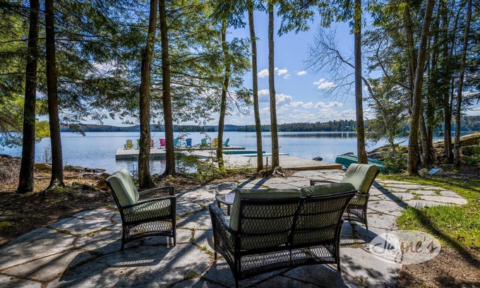 Dysart et al Cabaña | Coastal vibes at this 8bdrm 6bath cottage on Kennisis Lake. Sauna!