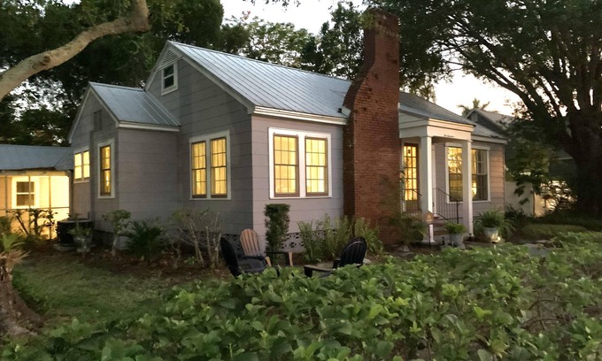 Bradenton Villa | Coastal villa on Riverwalk near shopping, restaurants and Gulf beaches