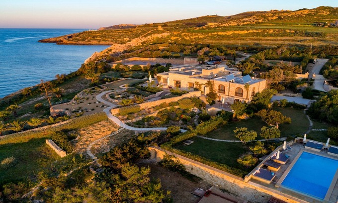 Qala Villa | Villa costera con piscina privada y pista de tenis, a pocos pasos del mar