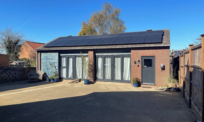 Wells-next-the-Sea Casa | Coastguard's Boathouse ,Wells-next-the-sea, close to beach, harbour, parking,EV