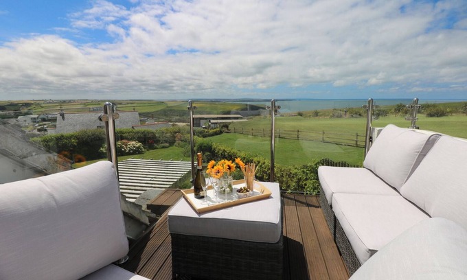 Trenance Cabaña | COASTMAN'S NEST, family friendly, with open fire in Mawgan Porth