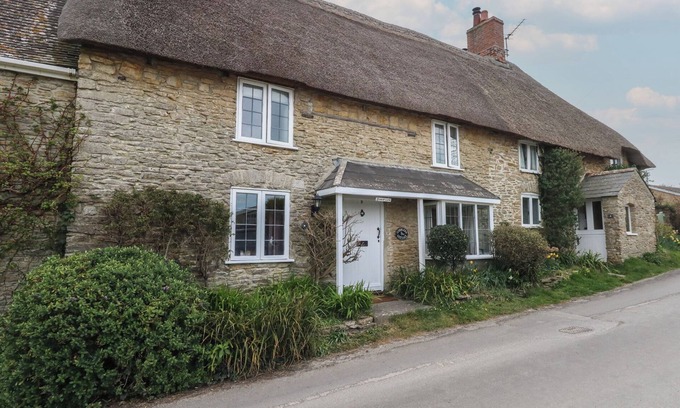 Littlebredy Cabaña | COBBLERS COTTAGE, pet friendly, with open fire in Langton Herring
