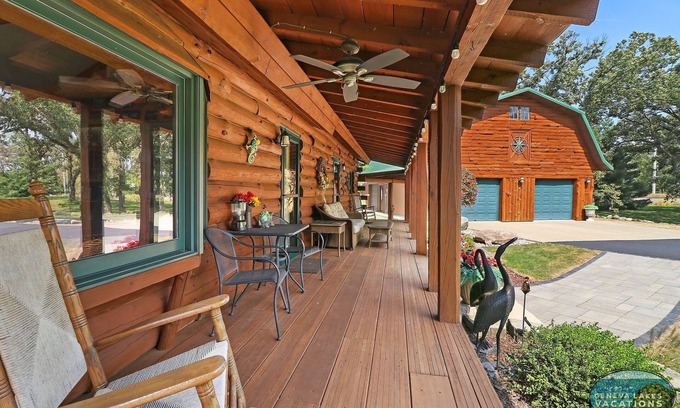 Zenda Casa | Cobblestone Cabin- 5 minutes from Geneva Lake, Easy Access to Snowmobile Trails!