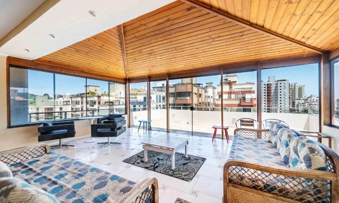 Parque Enseada Apartamento | Cobertura em Enseada: 10 min da praia/Wi-Fi/TV