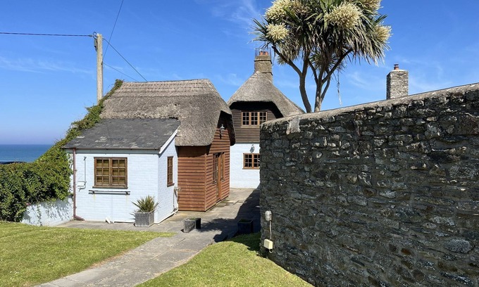 Croyde Cabaña | Cock Rock Cottage - a house that sleeps 6 guests in 3 bedrooms