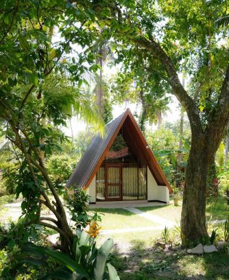 Andiambalama Casa | Coco Breeze Cabanas - free Airport pick up or drop off