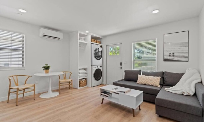 Jacksonville Beach Apartamento | COCO COTTAGE Modern Tropical 1 BDR Beach Cottage