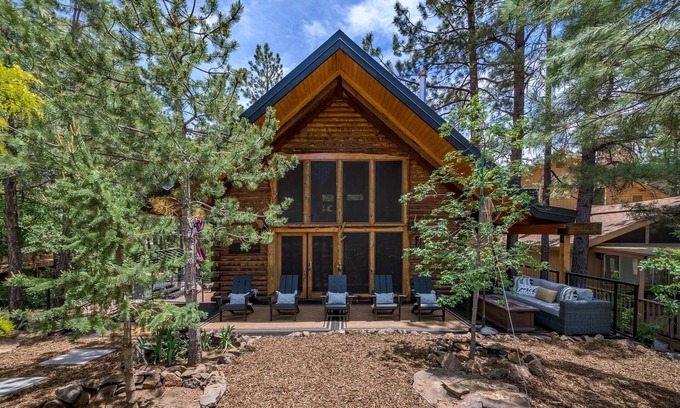 Munds Park Chalet De Esquí | Coco's Creekside Cabin with Hot Tub, Firepit, and AC/Heat in Munds Park!