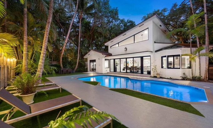 Northeast Coconut Grove Casa | Coconut Grove Villa with heated Pool sleeps 12