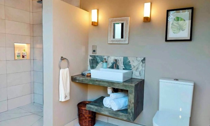 Candos Cabina | Coconut Lodge / Inside and Outside shower, infinity pool