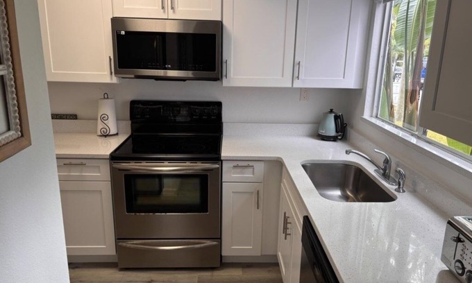 New Smyrna Beach Condominio | Coconut Palms Townhome 2 Bedroom Townhouse by RedAwning