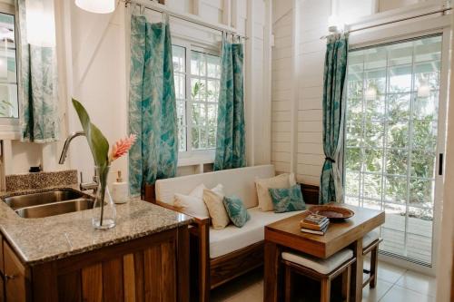 Big Creek Apartamento | CoconutTree Bungalow of Villa Paraiso/Beachfront