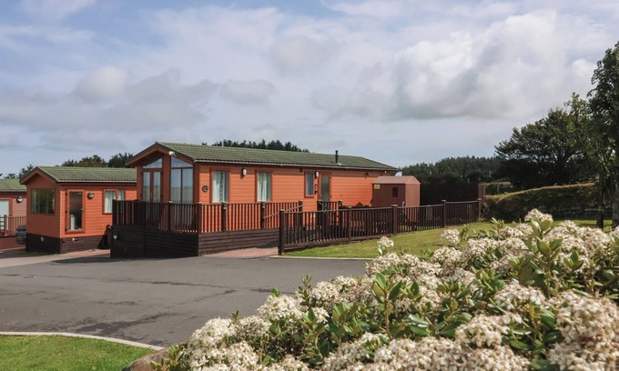 Mullacott Cabaña | CODY LODGE, pet friendly, with a garden in Ilfracombe